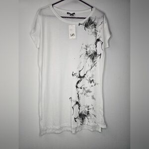 Vince t shirt with abstract smoke design,  side split  on the hem Size XS